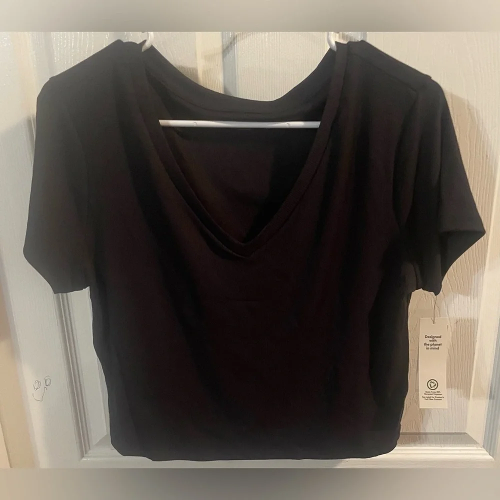 🔴 3/$12 No Boundaries Elegant Black V-Neck‎ Crop Top! NWT! Size Large.